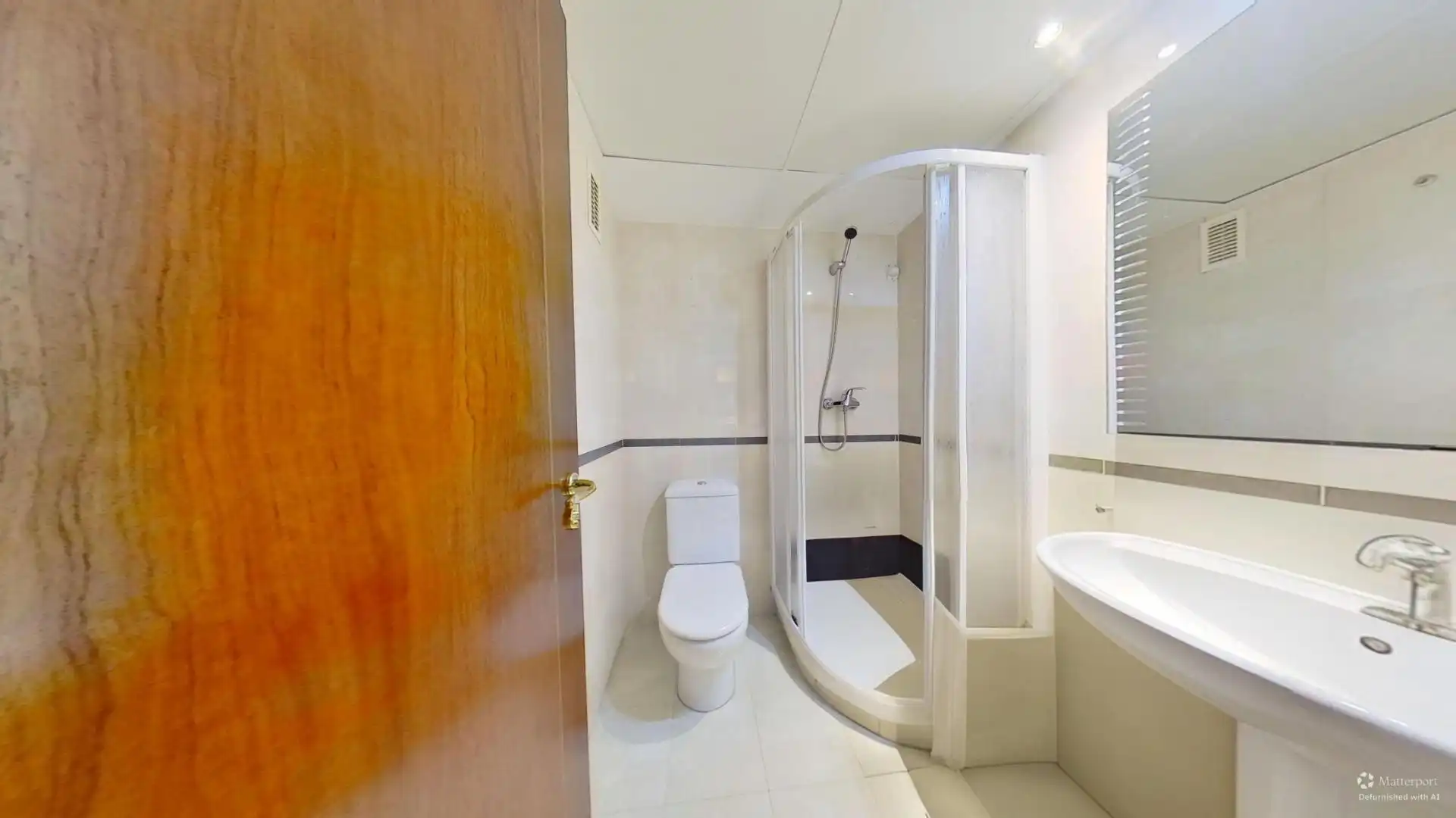 Badezimmer von Wohnung zum Verkauf in Valencia mit Klimaanlage, Privatgarten und Terrasse
