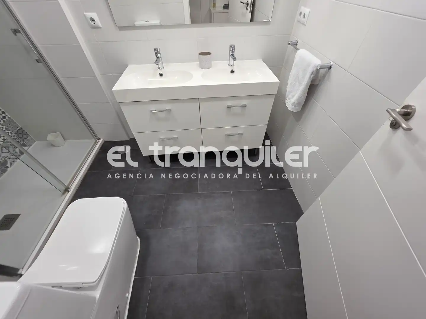 Baño de Piso de alquiler en Madrid con Terraza, Amueblado y Lavadora