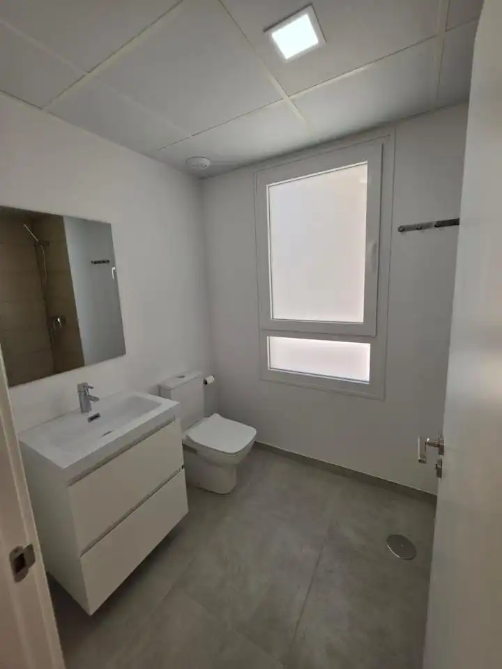 Badezimmer von Wohnung zur Miete in Dos Hermanas mit Klimaanlage, Terrasse und Gemeinschaftspool