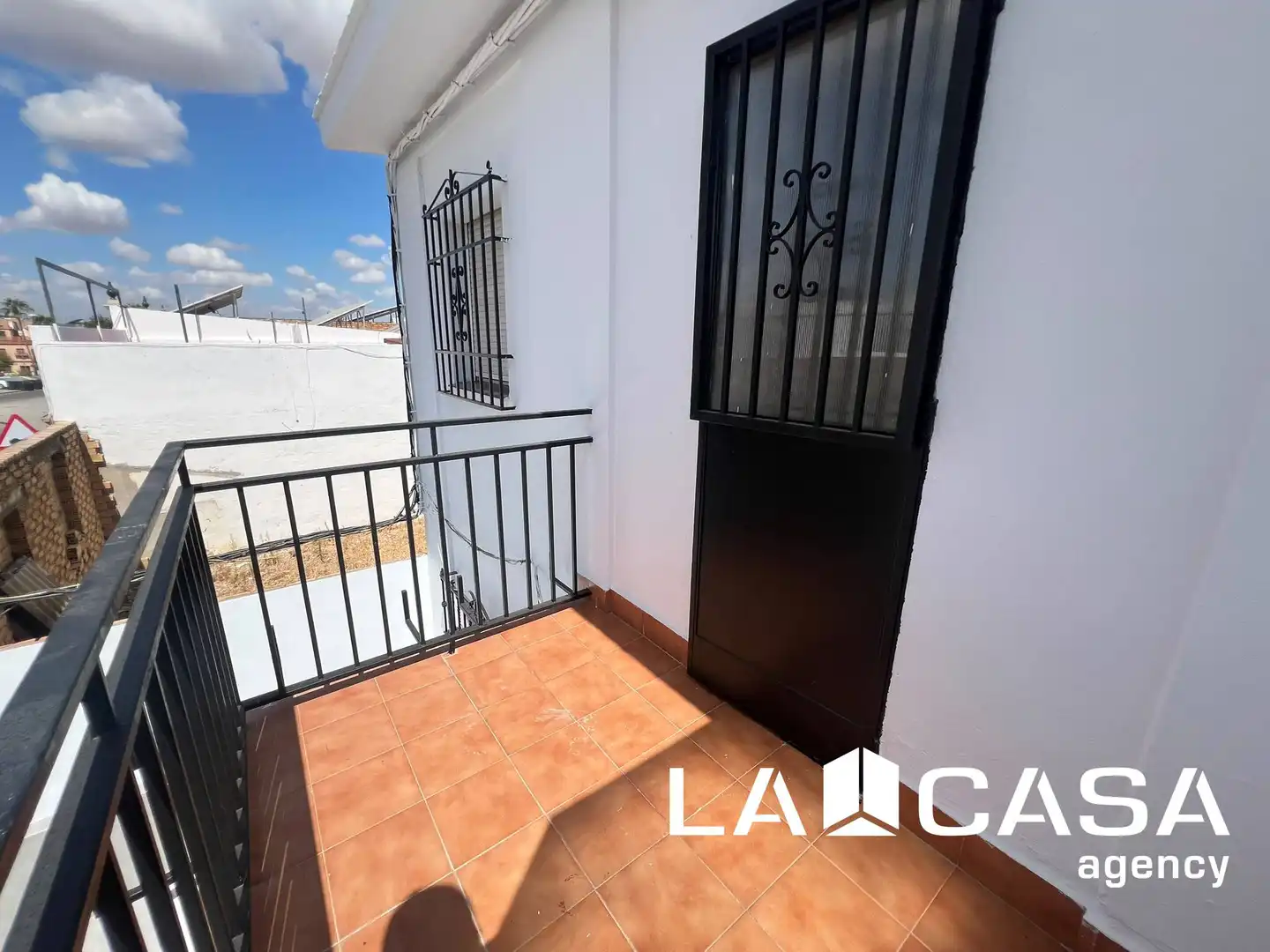 Vista exterior de Casa o xalet en venda en Mairena del Alcor amb Terrassa i Balcó