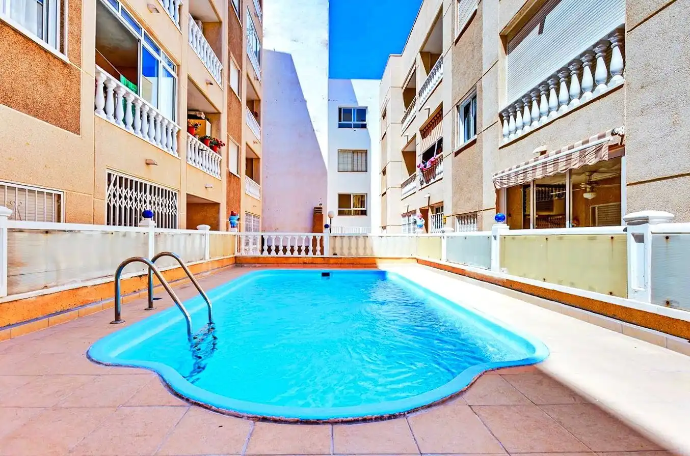 Piscina de Ático en venta en Torrevieja con Terraza y Piscina comunitaria