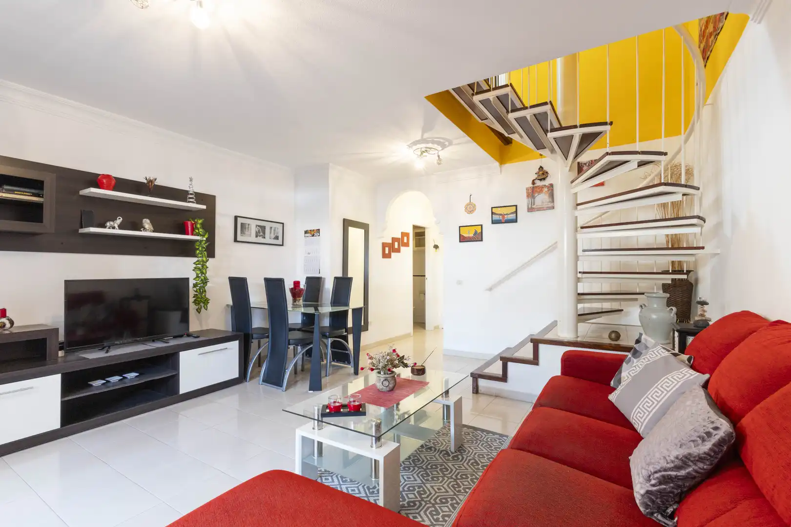 Sala d'estar de Casa adosada en venda en Granadilla de Abona amb Aire condicionat, Jardí privat i Terrassa