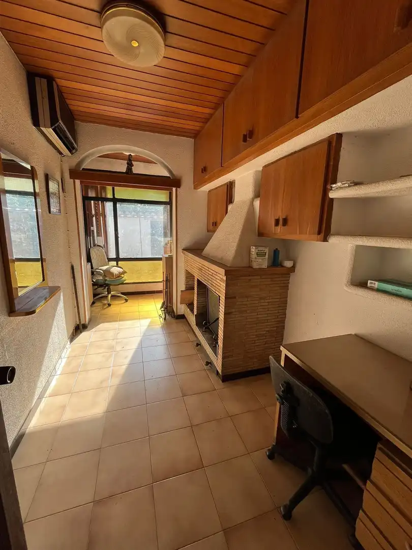 Küche von Einfamilien-Reihenhaus zum Verkauf in Salt mit Heizung und Terrasse