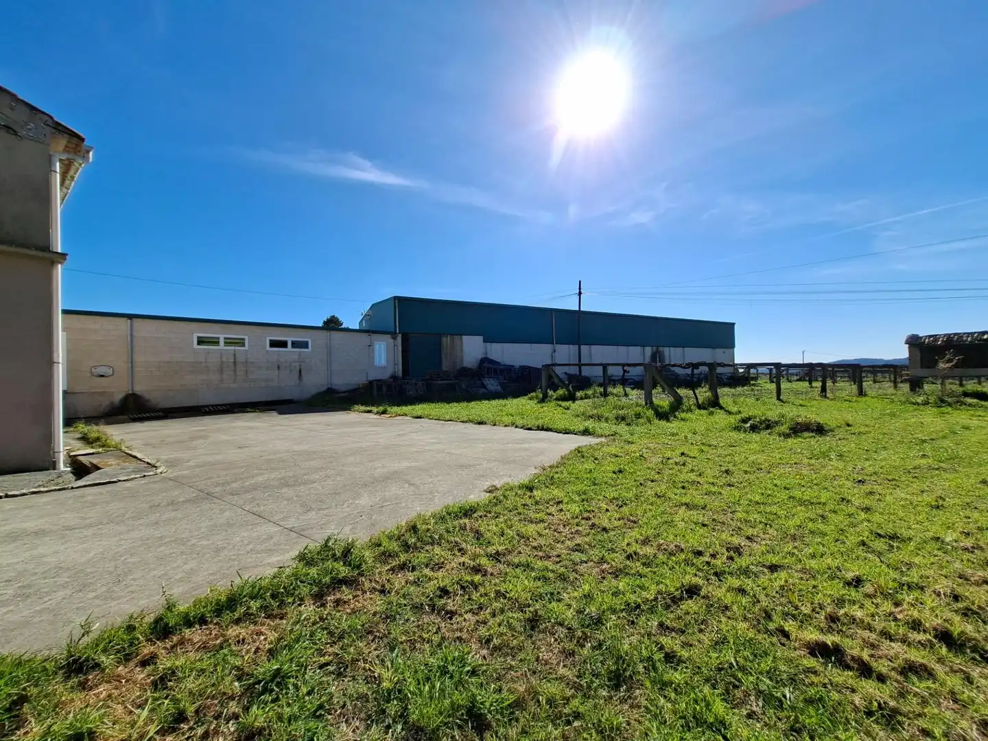 Vista exterior de Nau industrial en venda en Cambados
