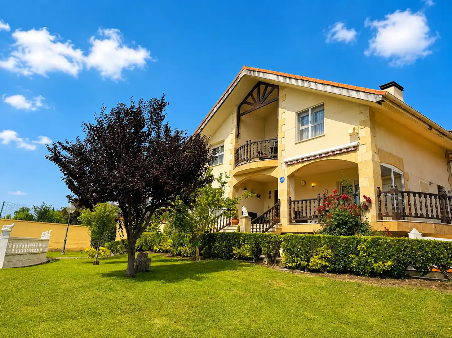 Außenansicht von Haus oder Chalet zum Verkauf in Piélagos mit Heizung, Privatgarten und Terrasse