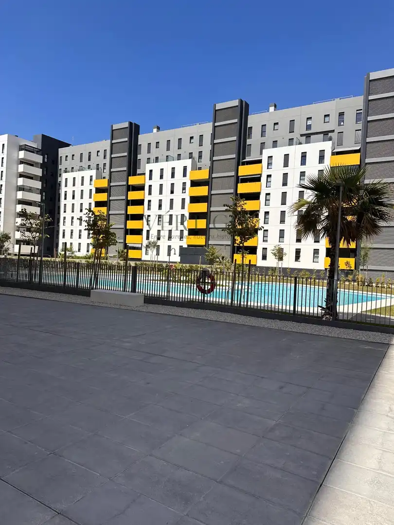 Außenansicht von Wohnung zum Verkauf in Dos Hermanas mit Klimaanlage, Heizung und Terrasse