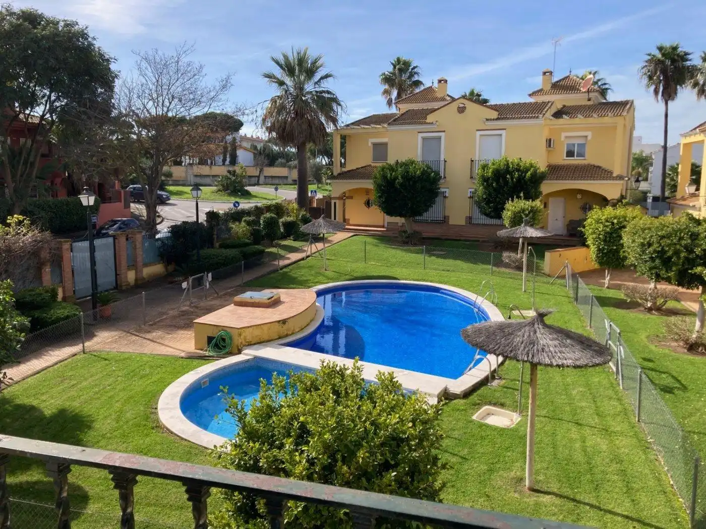 Casa aparellada amb terrassa en venda a Vistahermosa - Fuentebravía, imagen 2