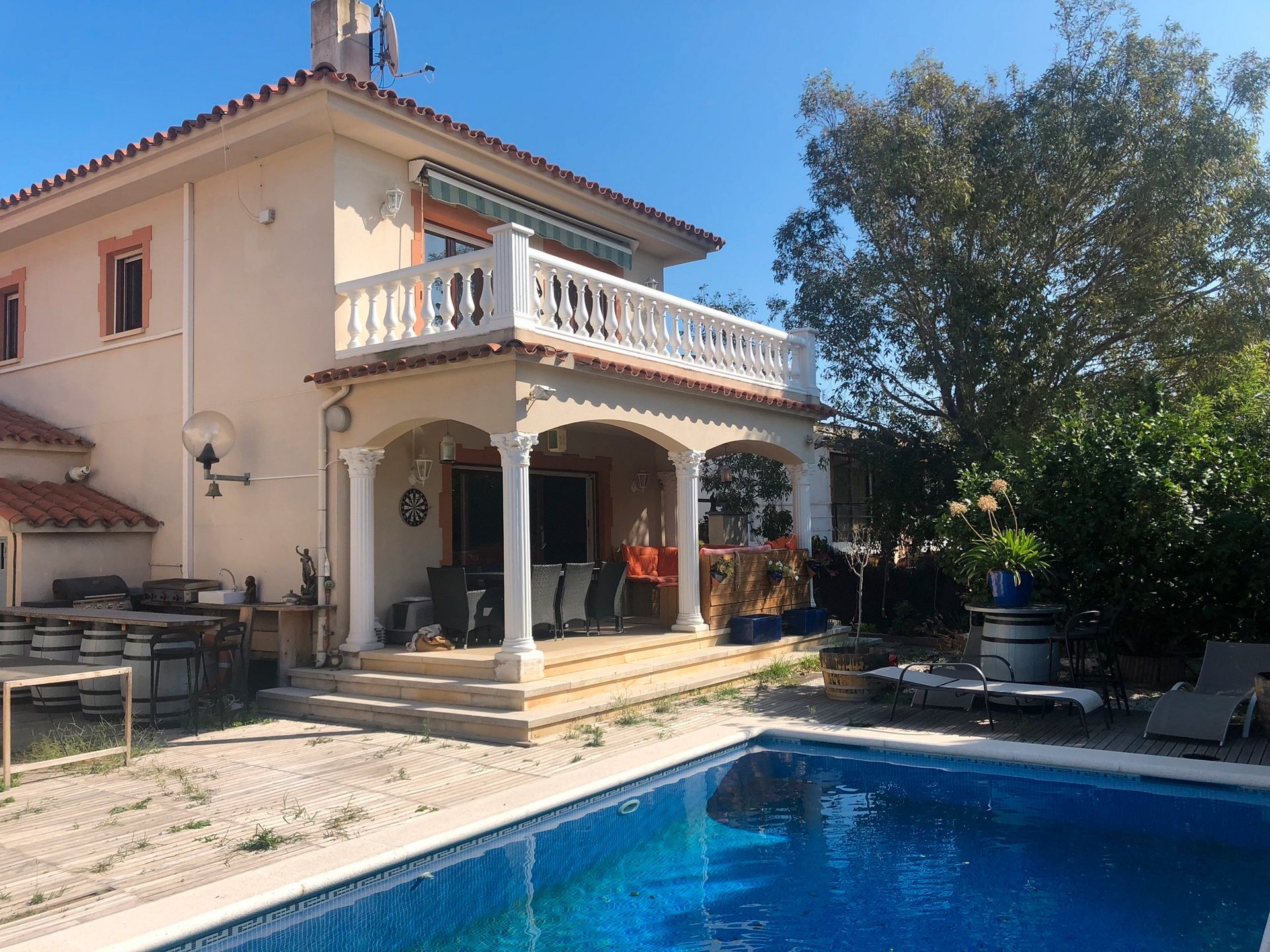 Vista exterior de Casa adosada en venda en Empuriabrava amb Aire condicionat, Jardí privat i Terrassa