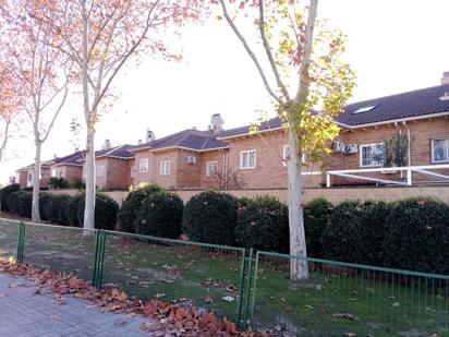 Vista exterior de Casa adosada en venda en Seseña amb Aire condicionat, Calefacció i Jardí privat