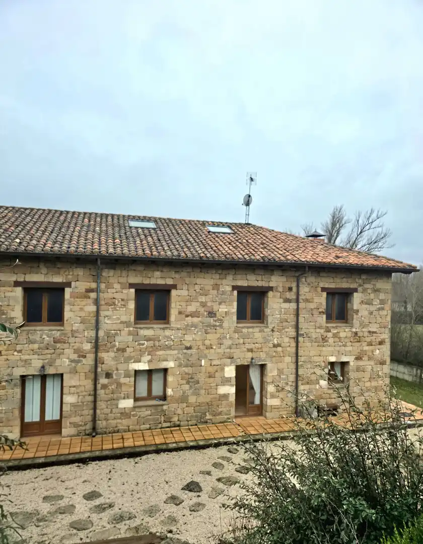 Vista exterior de Casa o xalet en venda en Aguilar de Campoo amb Calefacció, Jardí privat i Moblat