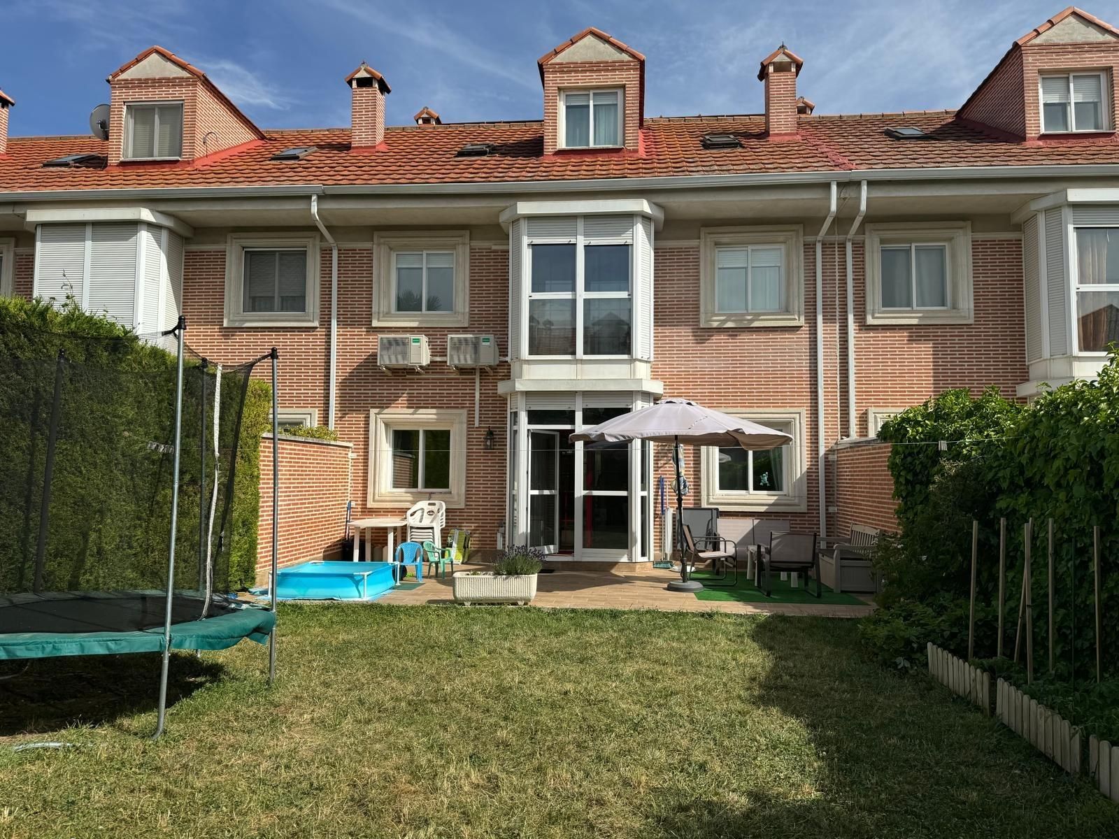 Vista exterior de Casa adosada en venda en Arroyo de la Encomienda amb Calefacció, Jardí privat i Terrassa