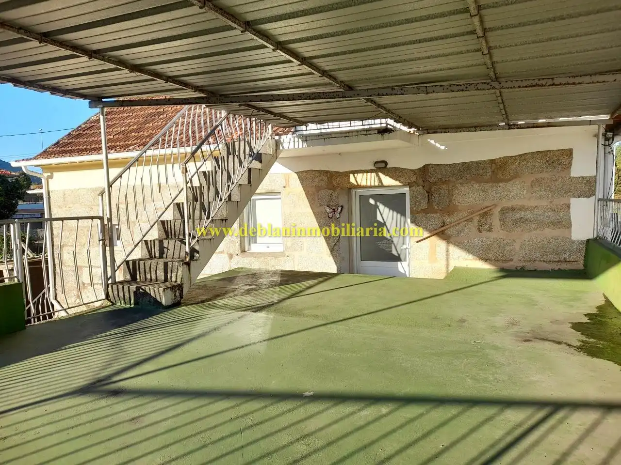 Außenansicht von Haus oder Chalet zum Verkauf in Tui mit Heizung, Privatgarten und Terrasse