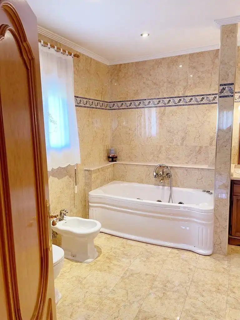 Bany de Casa o xalet en venda en Benicasim / Benicàssim amb Aire condicionat, Jardí privat i Terrassa