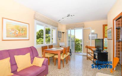 Sala d'estar de Casa o xalet en venda en Roda de Berà amb Jardí privat, Terrassa i Piscina