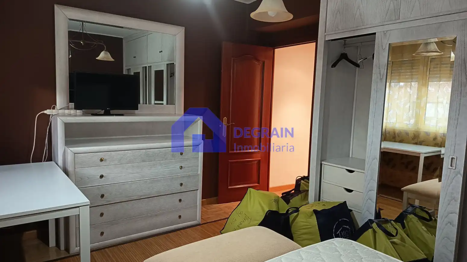 Dormitori de Pis en venda en Oviedo  amb Calefacció, Parquet i Traster