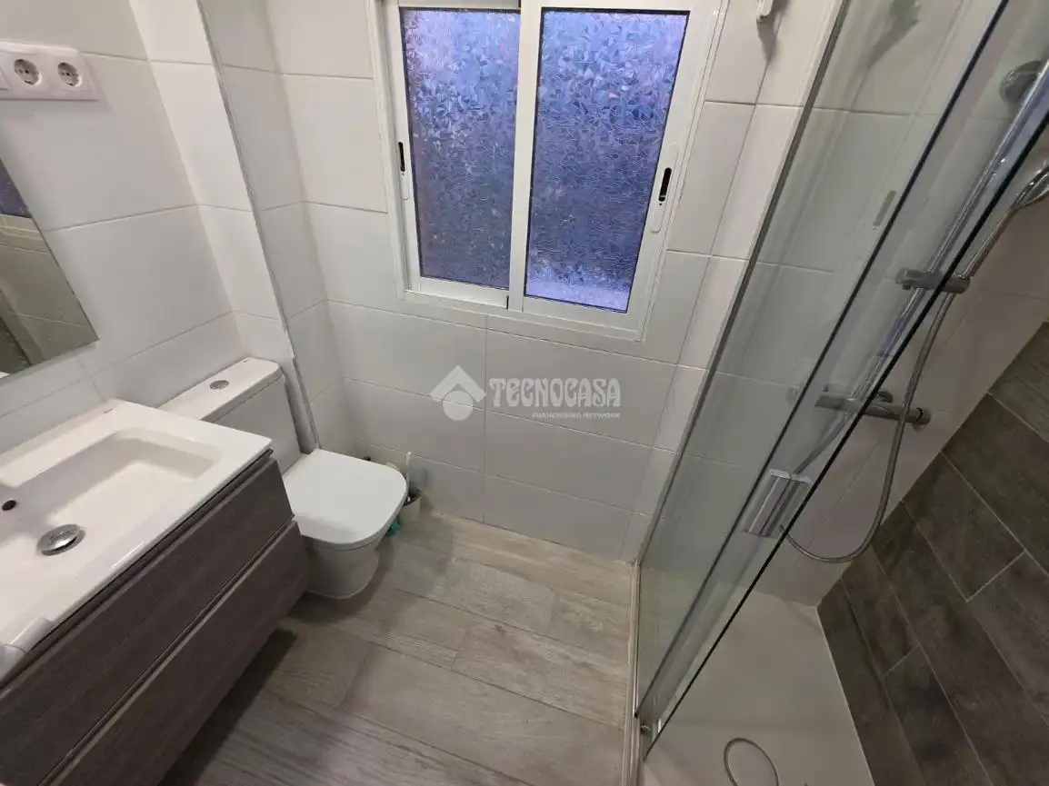 Baño de Piso en venta en Fuenlabrada con Aire acondicionado y Calefacción