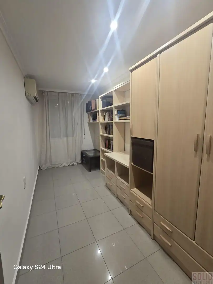 Bedroom of Flat for rent in Valencia  with Air Conditioner and Balcony