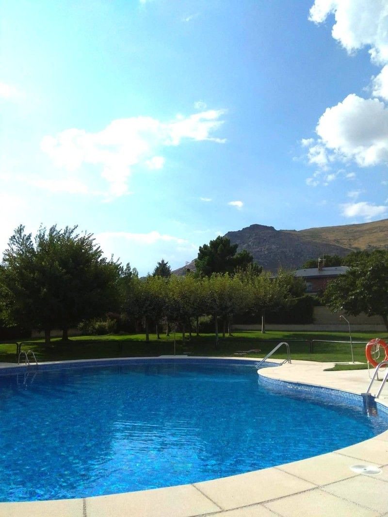 Piscina de Casa adosada en venda en Valdemanco amb Calefacció, Jardí privat i Terrassa