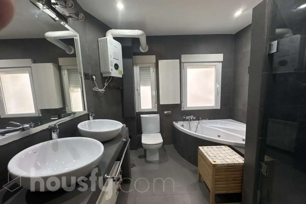 Bathroom of Flat for rent in Madrid  with Air Conditioner, Heating and Parquet flooring