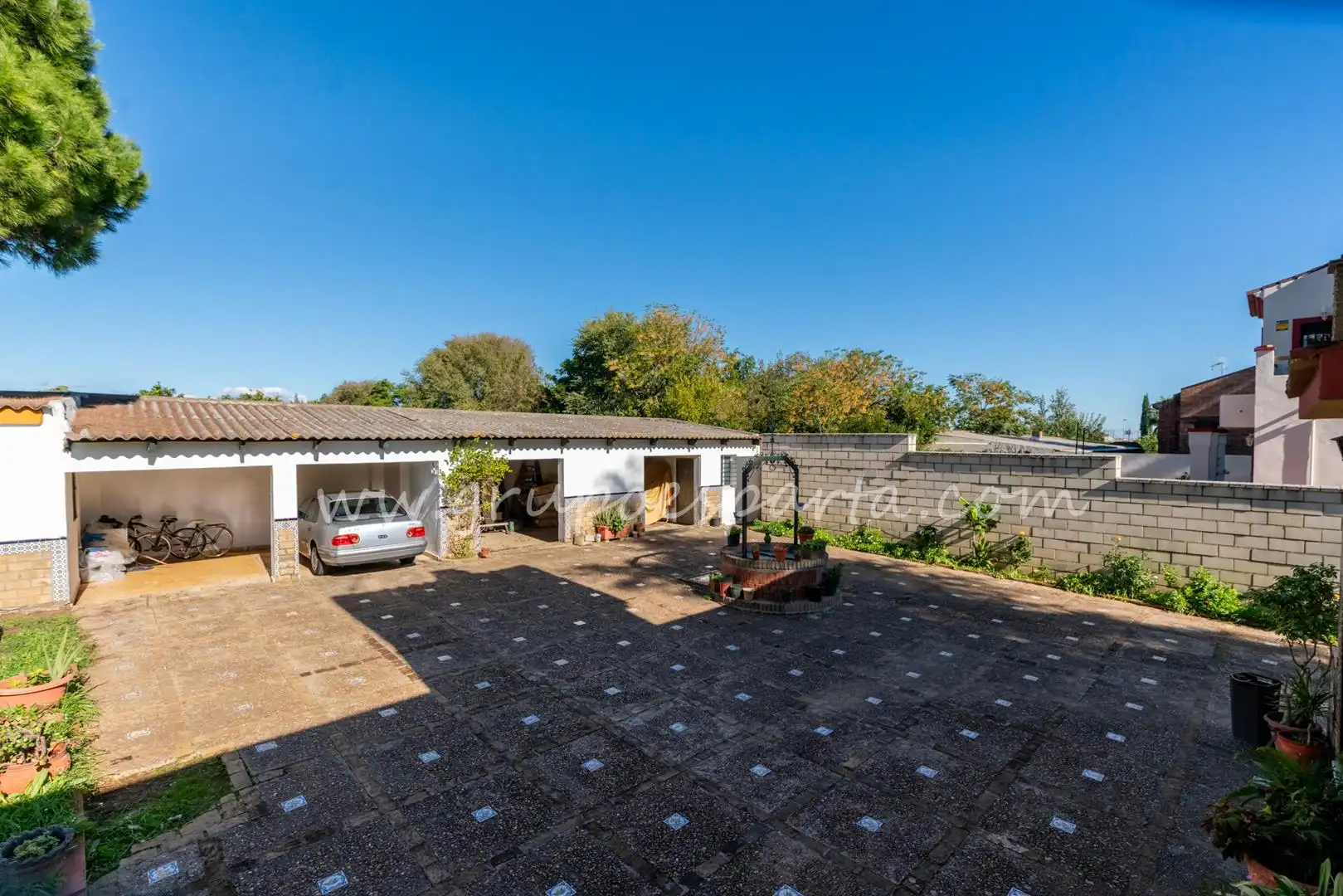 Vista exterior de Casa o xalet en venda en Espartinas amb Aire condicionat, Jardí privat i Terrassa