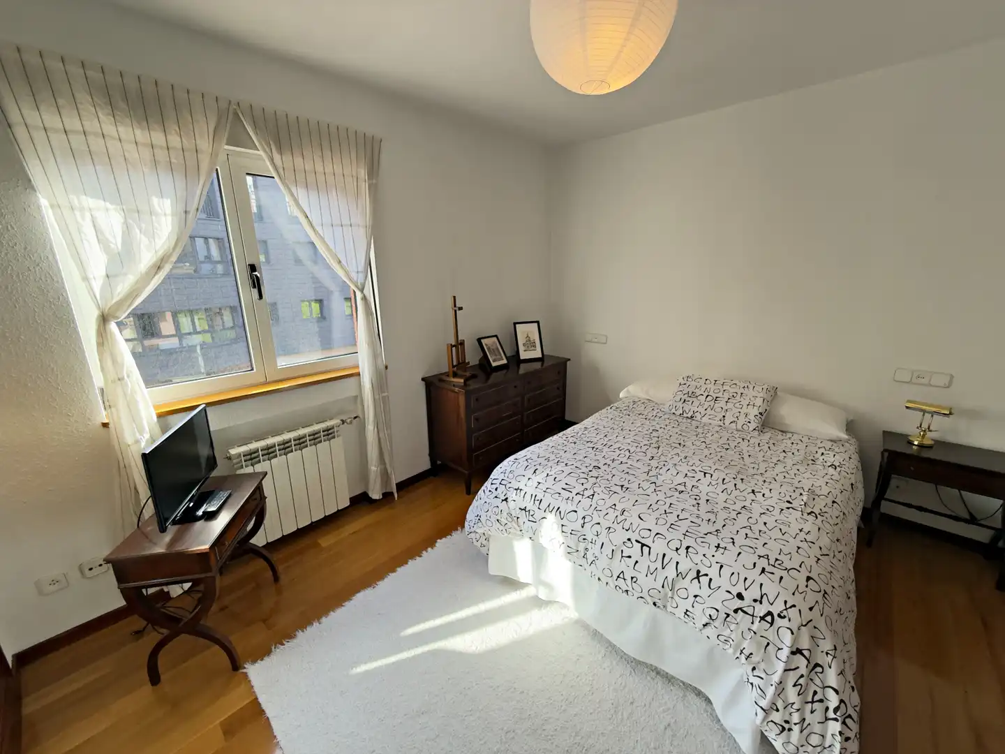 Dormitori de Casa o xalet en venda en Oviedo  amb Calefacció, Jardí privat i Parquet