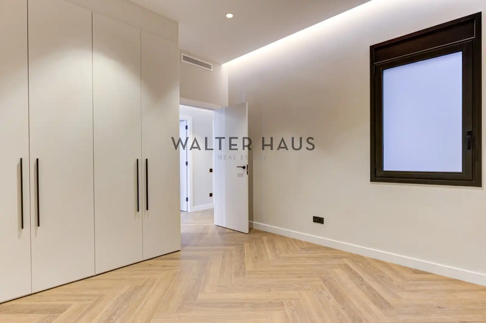 Flat for sale in Barcelona  with Air Conditioner, Heating and Oven