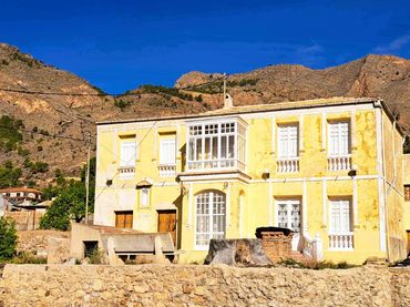 Casa con balcón en venta en Calle de la Cruz
