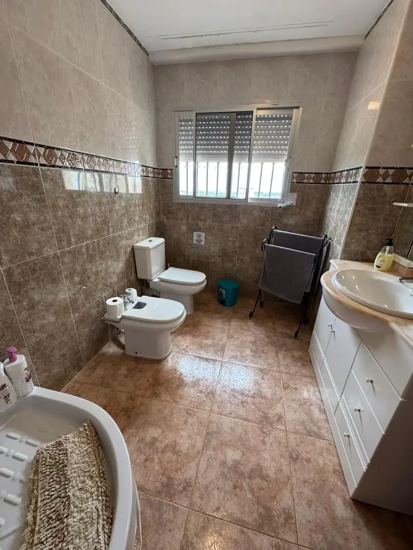 Bany de Casa o xalet en venda en La Pobla de Vallbona amb Aire condicionat, Jardí privat i Terrassa