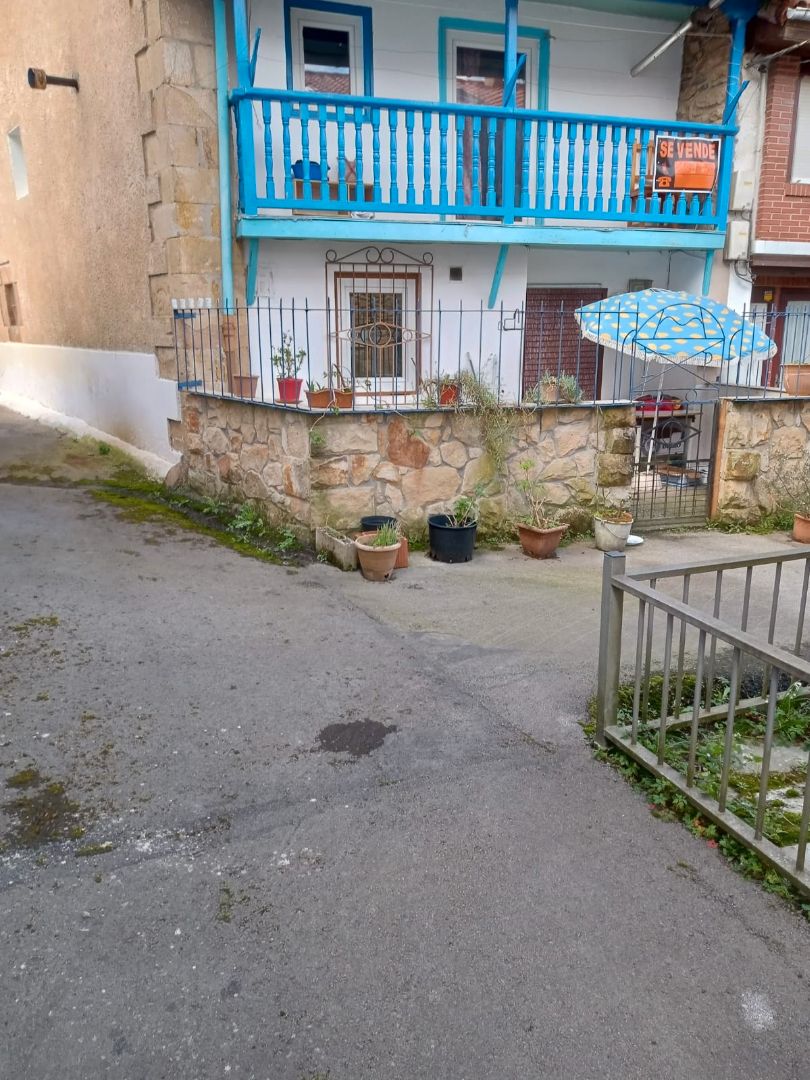 Vista exterior de Casa adosada en venda en Corvera de Toranzo amb Calefacció, Jardí privat i Traster