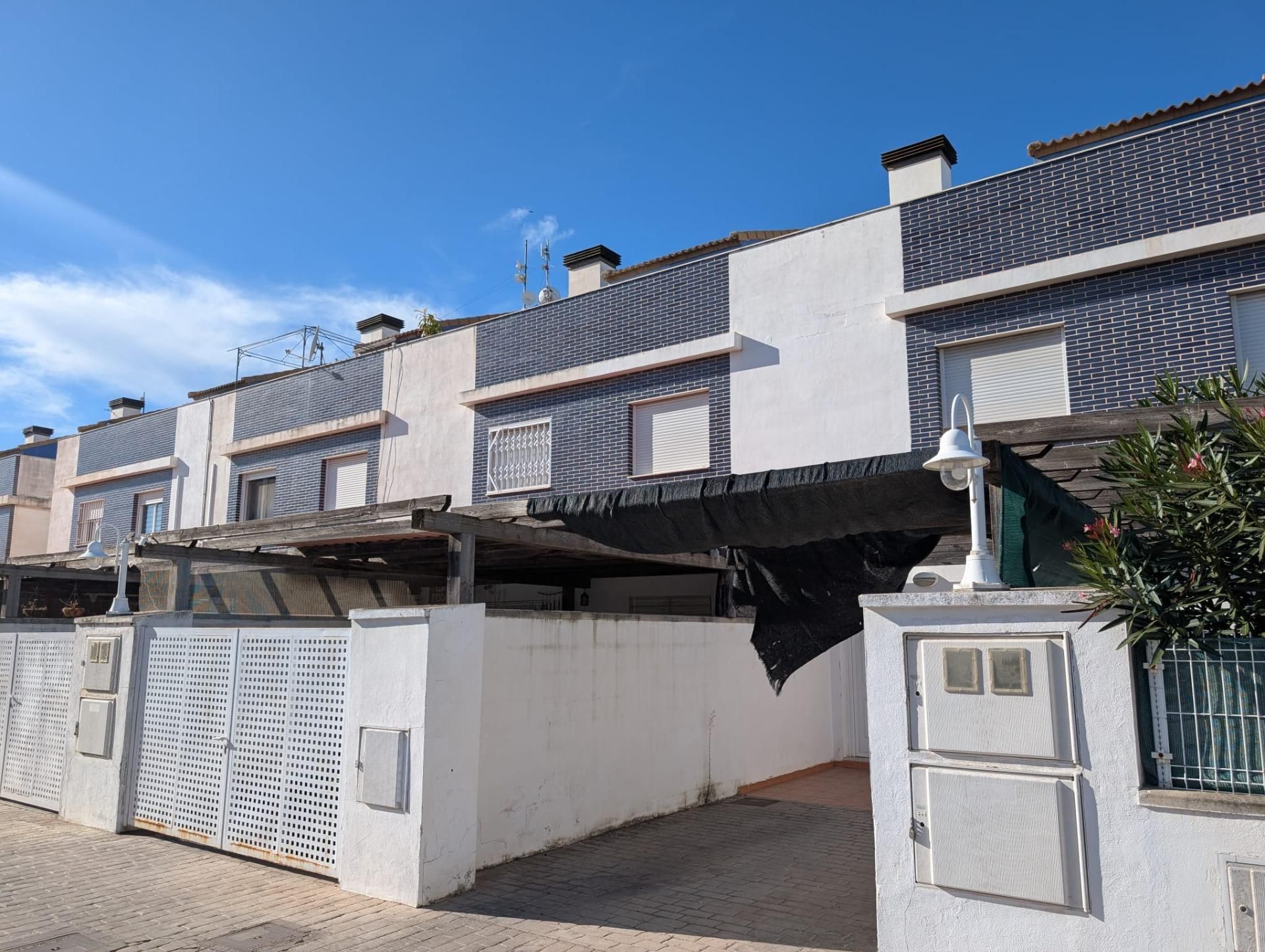 Vista exterior de Casa adosada en venda en Almazora / Almassora amb Calefacció, Terrassa i Piscina comunitària