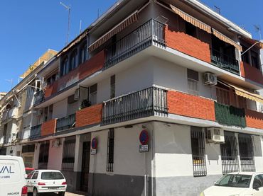 Pis amb balcó en venda a Triana