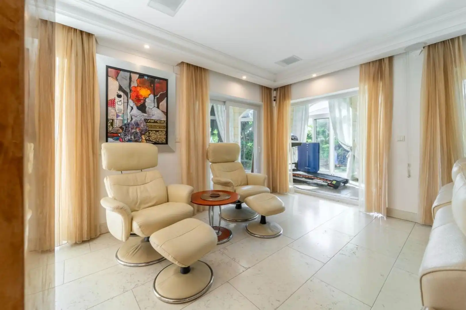 Sala de estar de Casa o chalet en venta en Marbella con Aire acondicionado, Calefacción y Jardín privado