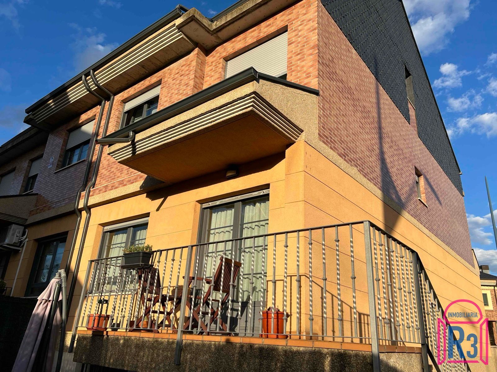 Exterior view of Single-family semi-detached for sale in San Andrés del Rabanedo  with Heating