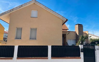 Vista exterior de Casa o xalet en venda en Ontígola amb Jardí privat i Piscina