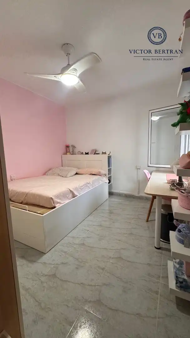 Schlafzimmer von Dachboden zum Verkauf in Premià de Mar mit Klimaanlage, Ofen und Balkon