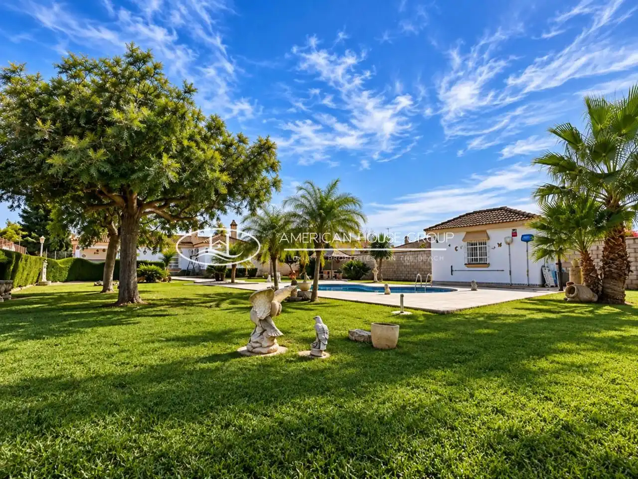 Vista exterior de Casa o xalet en venda en Chiclana de la Frontera amb Aire condicionat, Jardí privat i Traster