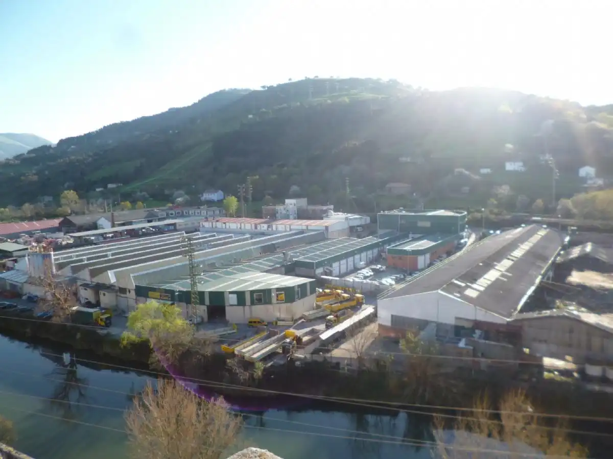 Vista exterior de Nau industrial en venda en Bilbao 