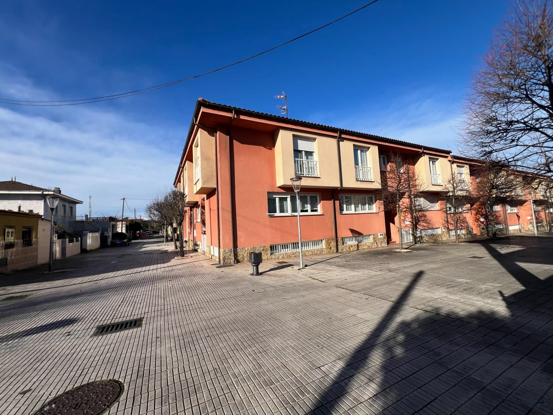 Vista exterior de Casa adosada en venda en Gijón  amb Calefacció, Terrassa i Traster