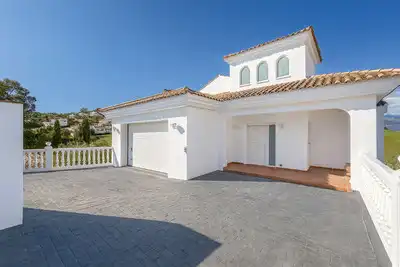 Detached house with pool for sale in Hipódromo - Cerrado del Águila, imagen 3