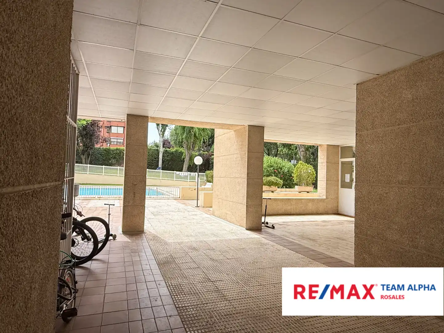 Piscina de Casa o xalet en venda en Madrid amb Calefacció, Jardí privat i Parquet
