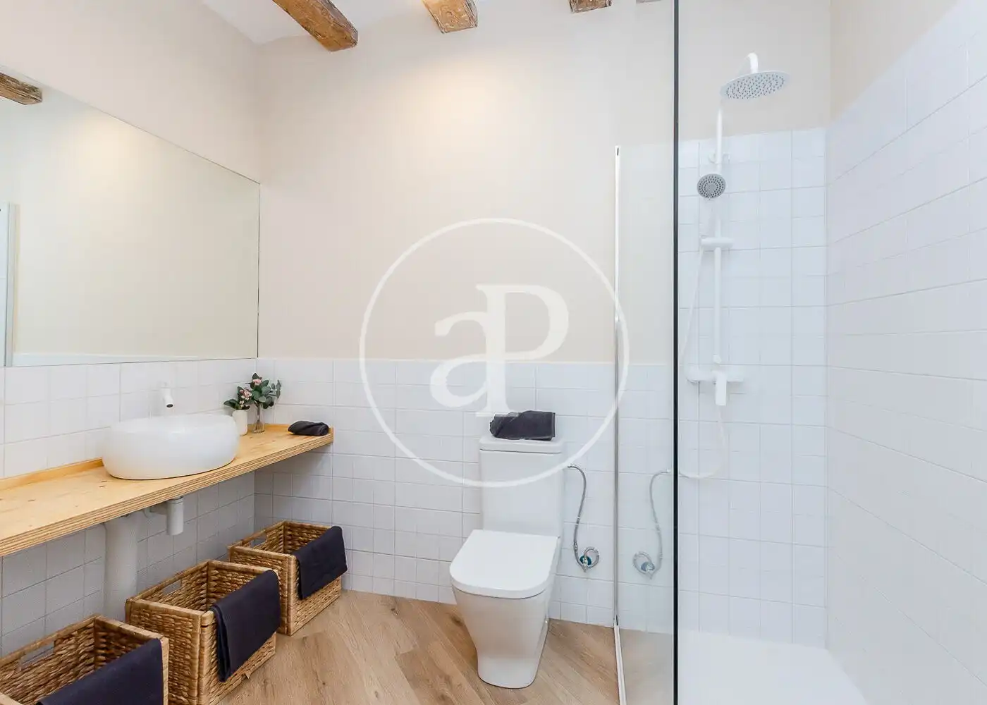 Badezimmer von Wohnung zum Verkauf in Barcelona mit Heizung und Balkon