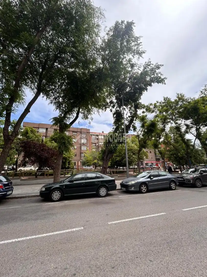 Vista exterior de Piso en venta en Madrid con Calefacción y Terraza
