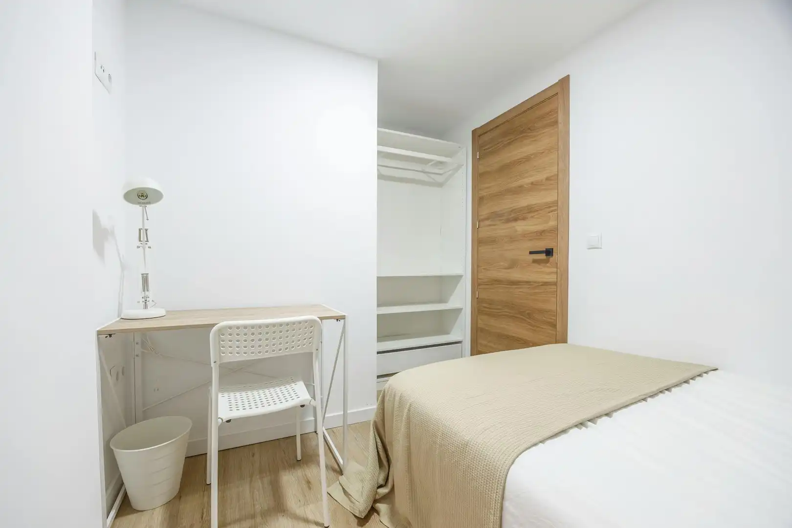 Bedroom of Flat for share in Valencia  with Washing machine