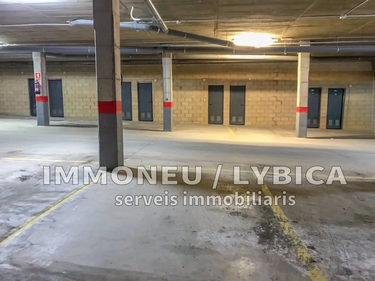 Parkplatz von Garage zum Verkauf in Alp