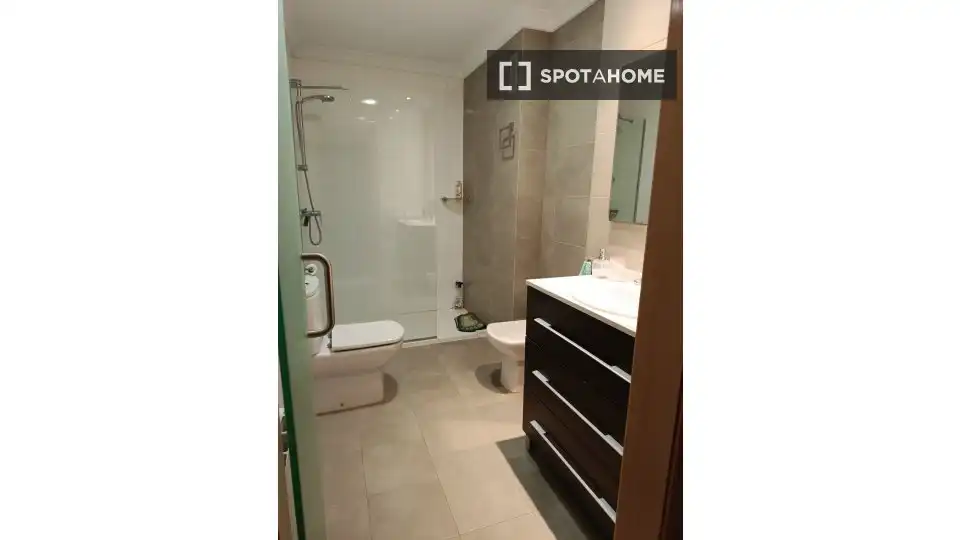 Bathroom of Apartments for share in Valencia  with Air Conditioner, Heating and Terrace