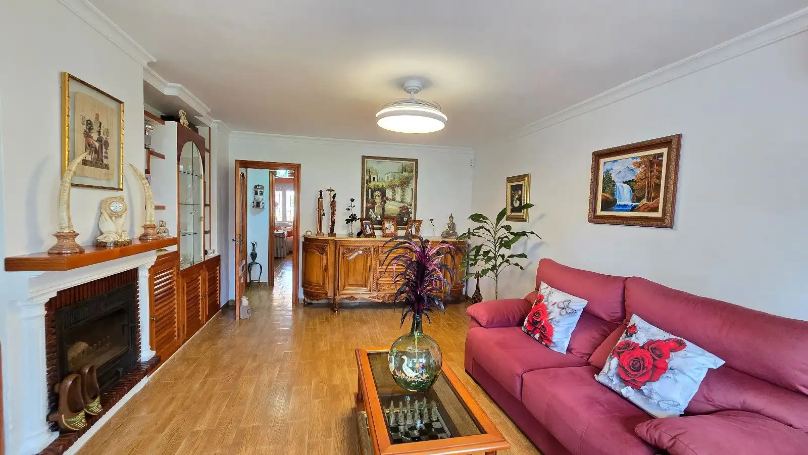 Wohnzimmer von Einfamilien-Reihenhaus zum Verkauf in Málaga mit Klimaanlage, Heizung und Schwimmbad