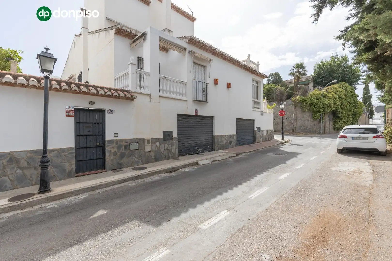 Außenansicht von Einfamilien-Reihenhaus zum Verkauf in Granada mit Heizung, Terrasse und Abstellraum