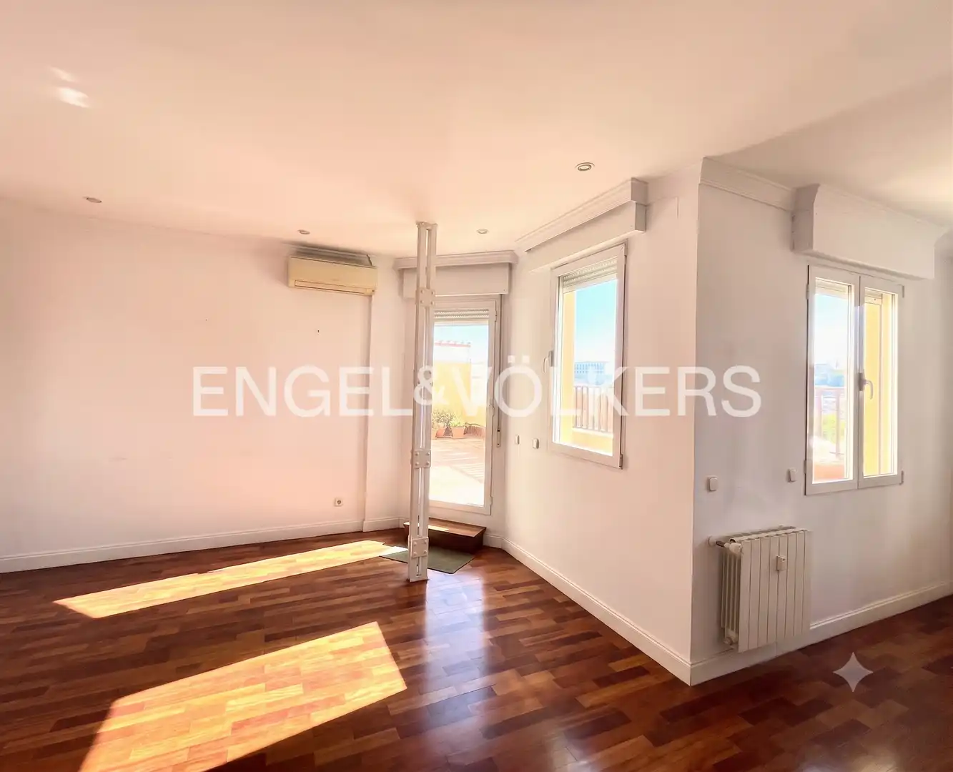 Sala d'estar de Àtic de lloguer en Madrid amb Aire condicionat, Calefacció i Terrassa