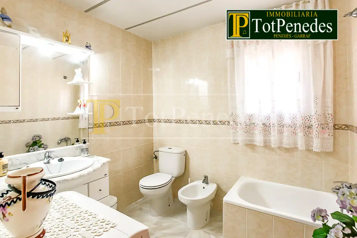 Badezimmer von Haus oder Chalet zum Verkauf in Querol mit Privatgarten, Schwimmbad und Möbliert