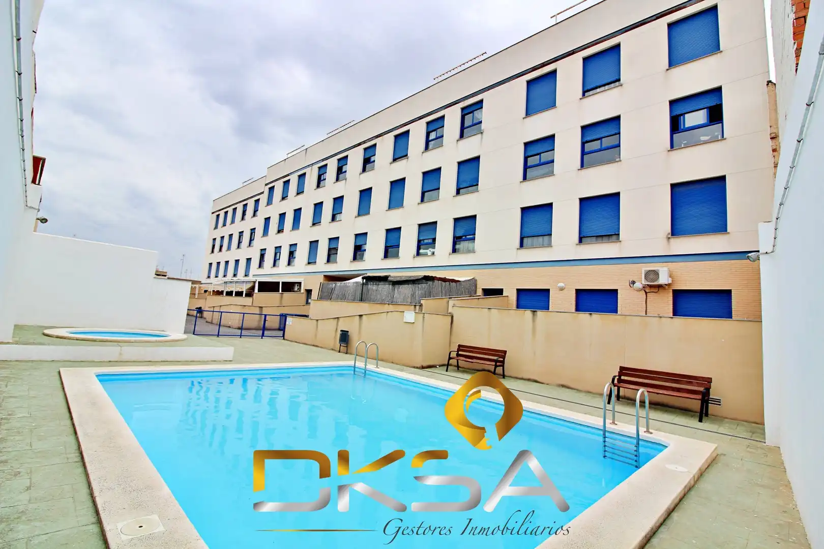 Pis amb piscina en venda a Calle RIBESALBES
